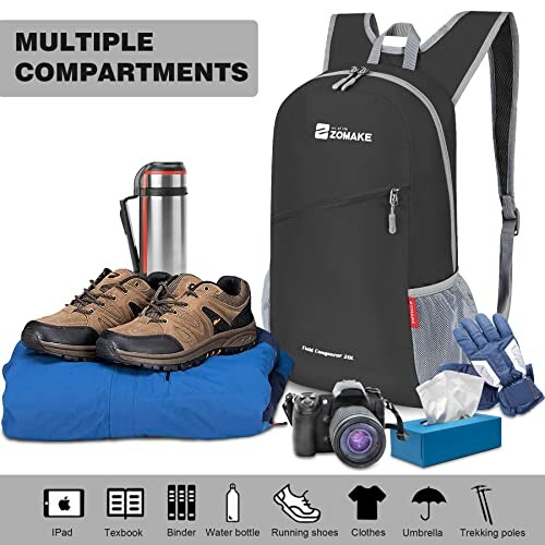 Schwarzer Rucksack mit mehreren Fächern und Zubehör.