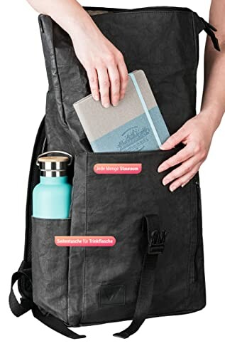 Rucksack mit Buch und Trinkflasche in den Taschen