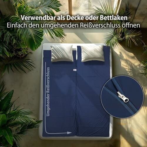 Bett mit blauer Reißverschlussdecke und Kissen.