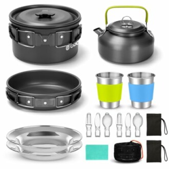 Camping Kochgeschirr-Set mit Töpfen, Pfanne, Wasserkocher, Bechern, Tellern und Besteck.