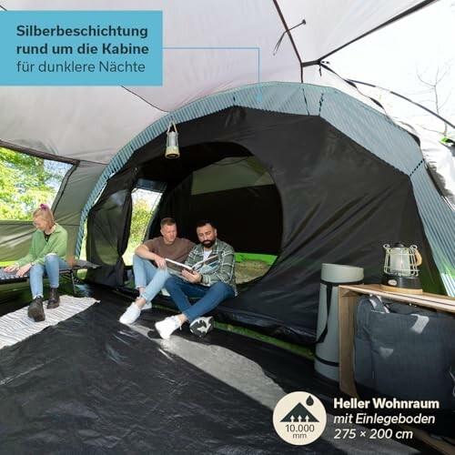 Innenansicht eines großen Campingzelts mit Personen, die auf Campingstühlen sitzen.