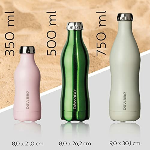 Drei DOWABO-Flaschen in verschiedenen Größen auf Sandhintergrund.