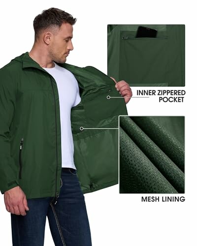 Mann zeigt grüne Jacke mit Innentasche und Netzfutter.