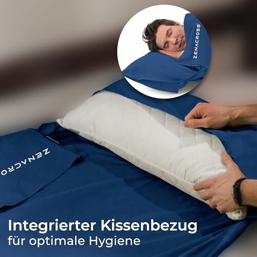 Person schläft auf einem blauen Kopfkissenbezug mit integriertem Kissen.