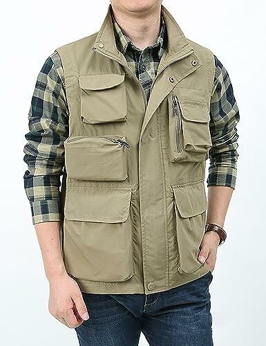 Mann trägt eine khakifarbene Weste über einem karierten Hemd.