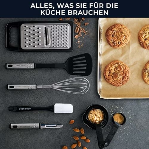 Küchenutensilien und Kekse auf einem Tisch.