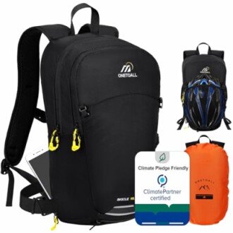 Schwarzer Rucksack mit Smartphone, orange Regenhülle und Zertifizierung.