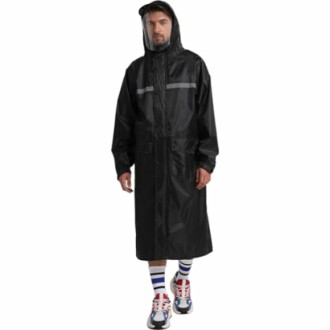 Mann in schwarzem Regenmantel mit Kapuze