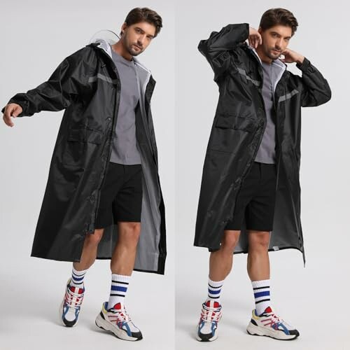 Mann trägt schwarzen Regenmantel und Turnschuhe