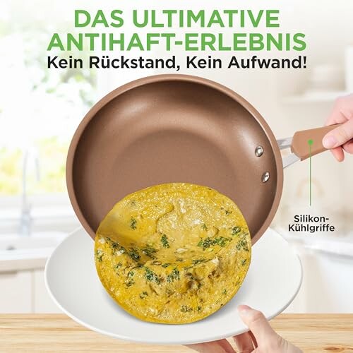Eine Antihaftpfanne mit einem Omelett, keine Rückstände.