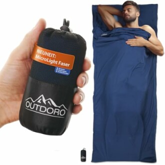 Mann schläft in einem blauen Schlafsack.