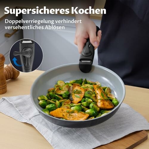 Pfanne mit Hähnchen und Rosenkohl auf Küchentuch