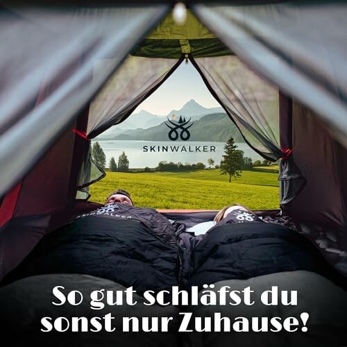 Zwei Personen schlafen in einem Zelt mit Bergblick.
