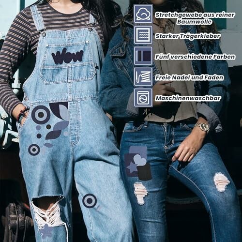 Zwei Personen in modischen Denim-Overalls mit Aufnähern.