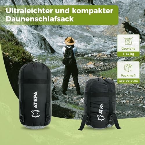 Person mit Rucksack in der Natur neben kompakten Daunenschlafsäcken.