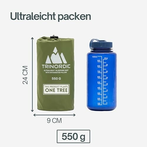 Ultraleichte Schlafmatte neben einer blauen Flasche, Gewicht 550 g.