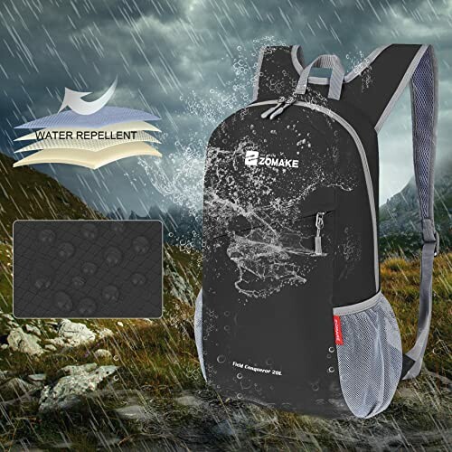 Wasserabweisender Rucksack im Regen auf einem Bergpfad