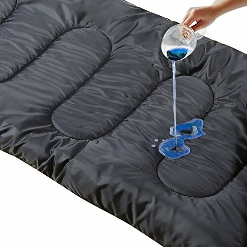 Wasserdichter Matratzenschoner mit verschüttetem blauen Flüssigkeit.