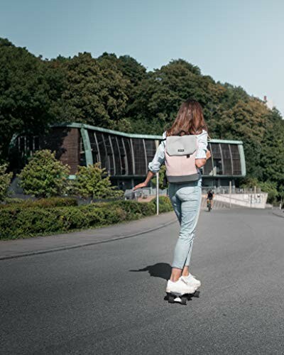 Frau fährt Skateboard auf einer Straße