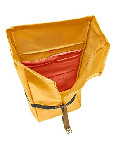 Gelber Rucksack mit offenem Innenraum.