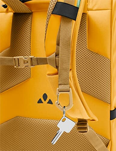 Gelber Rucksack mit Schlüsselanhänger