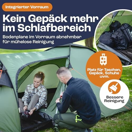 Personen in einem Zelt mit integriertem Vorraum, Gepäck außerhalb des Schlafbereichs.